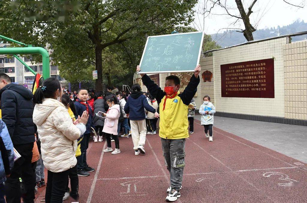 来看玉溪小学读书郎变身卖书郎啦