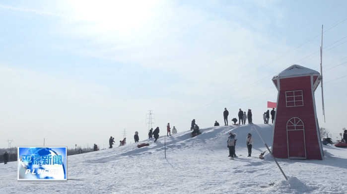 1月3日,记者在白庙花海滑雪场看到,大人小孩坐在车胎状的雪圈中,从