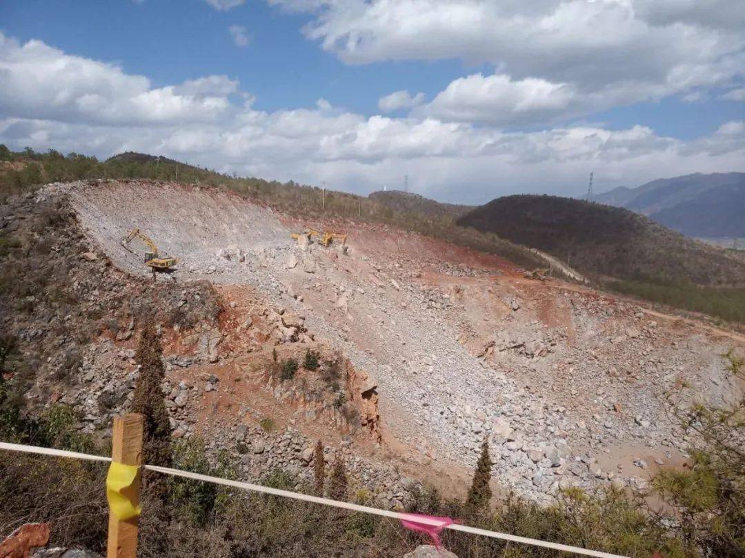 场地内截排水,矿坑及弃土场生态修复,耕地建设,矿坑地质环境监测等