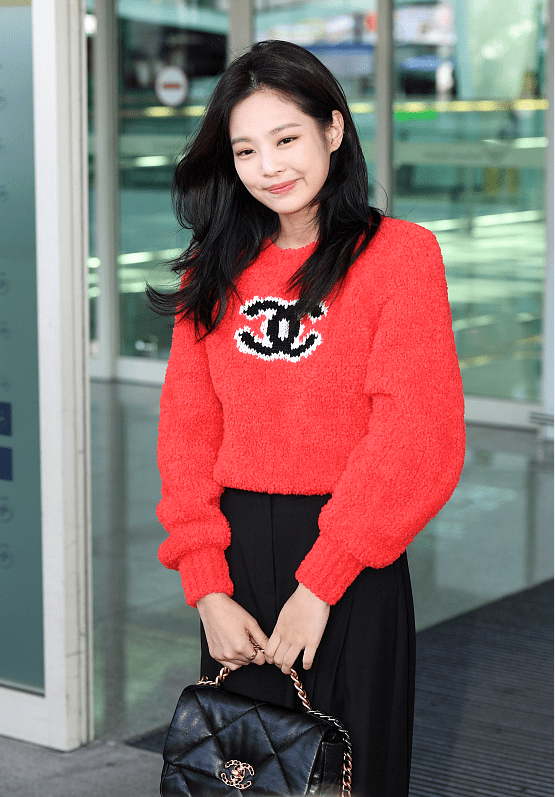 jennie这服装真没啥亮点,大红色略带点土味,可穿在她身上就好看_毛衣
