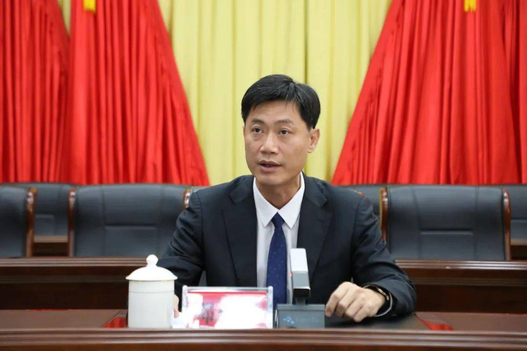 邓伟强在出席两会的人大代表政协委员中的中共党员会议