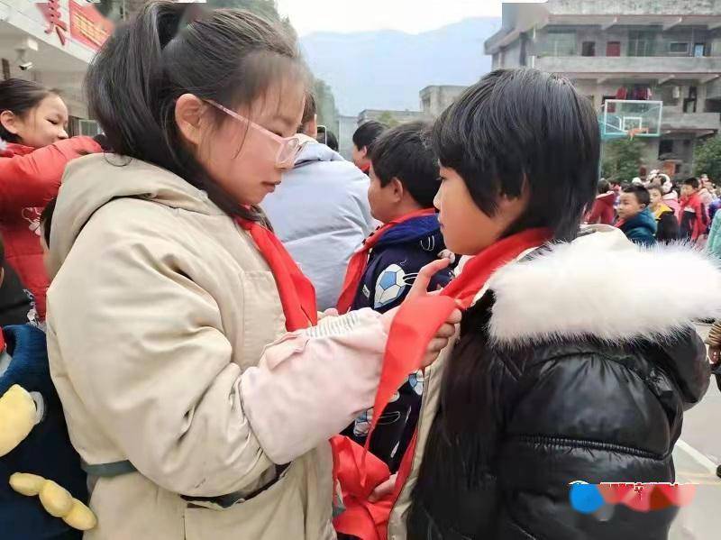 荷田乡|隆回县荷田乡青龙小学举行少先队入队仪式