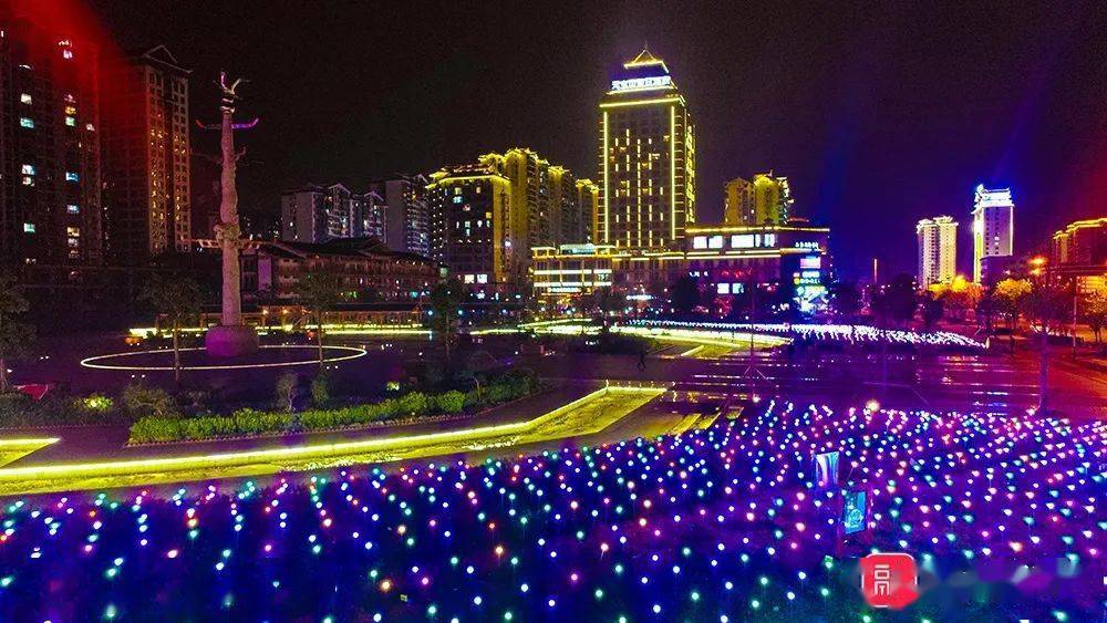 融水新景水东广场数千盏彩灯夜间悄然绽放美到窒息