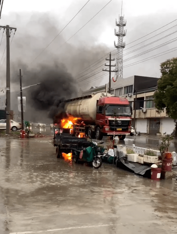 网友昨日下午1时许,镇江丹阳齐梁路新九曲河桥路段发生一起单方车祸