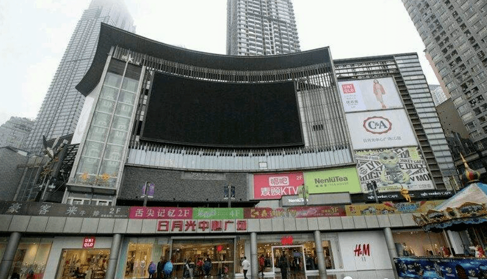 曾经的日月光相继引入重庆第一家免税店等品牌门店,在餐饮玩娱方面也