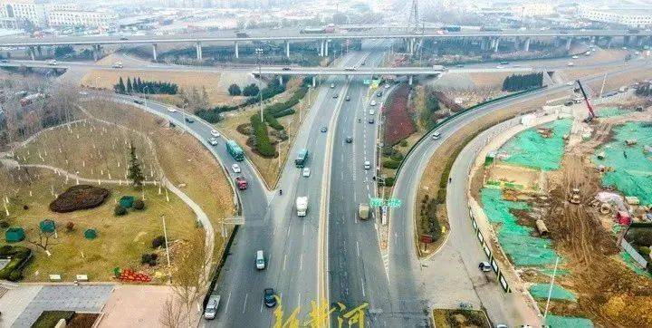 现场的施工公示牌上显示,将军广场施工区域内建设的是g104京岚线济南