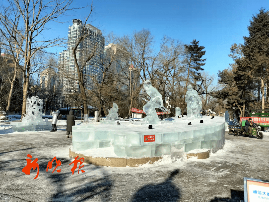 这次雪雕很成功,经过的人都会合影留念,啥时候自己也坐一次真的和谐号