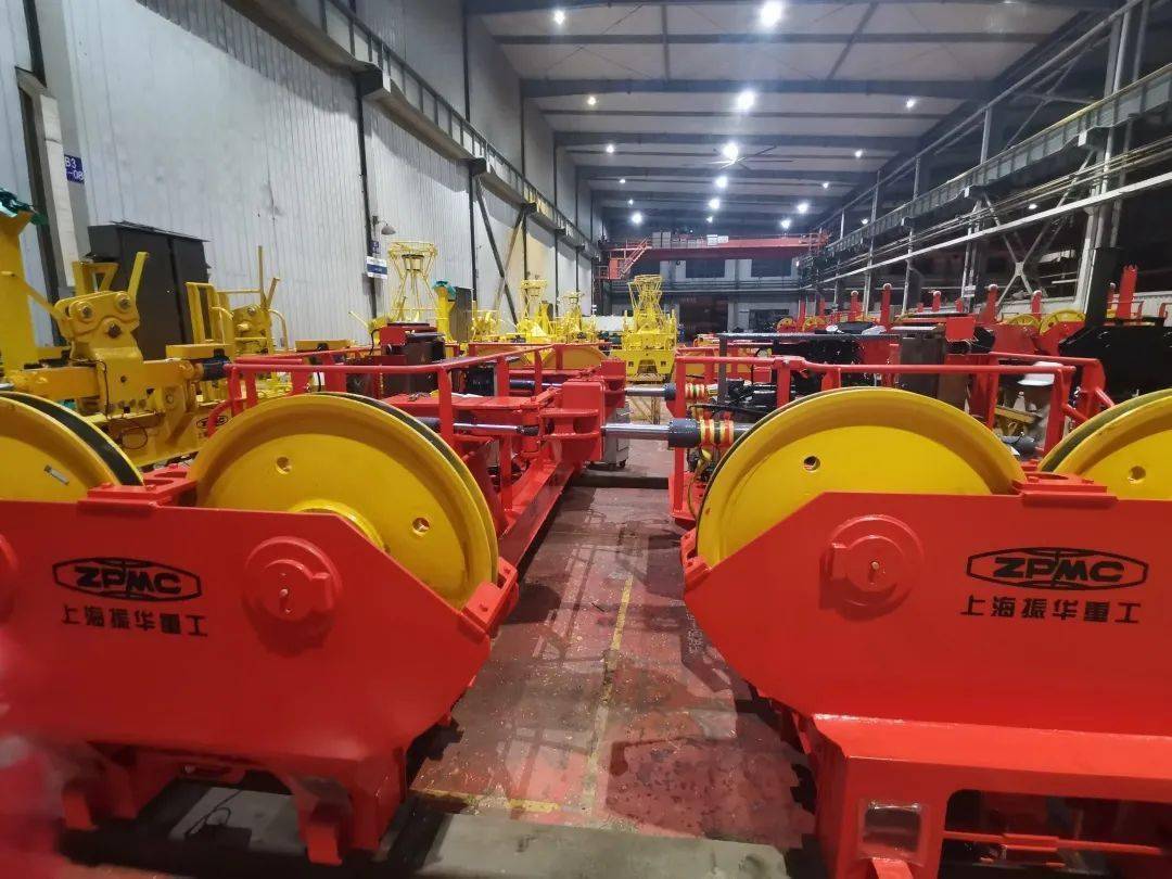 振华重工成功研发新一代双40英尺岸桥吊具上架