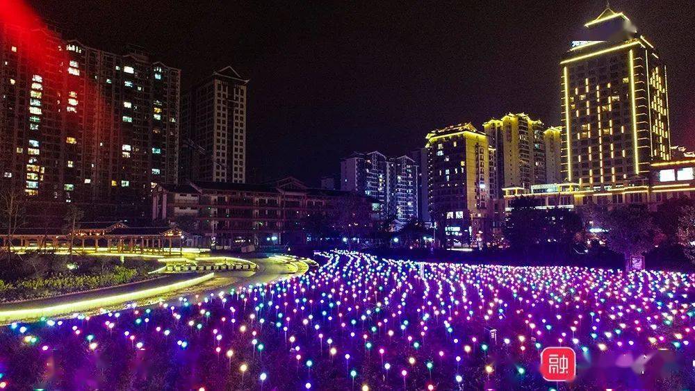 融水新景水东广场数千盏彩灯夜间悄然绽放美到窒息