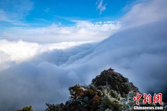江西庐山瀑布云与雾凇相映成趣