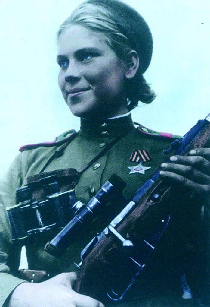 苏军女狙击手,她装备的是莫辛-纳甘m91狙击步枪在图拉战役中,苏军士兵