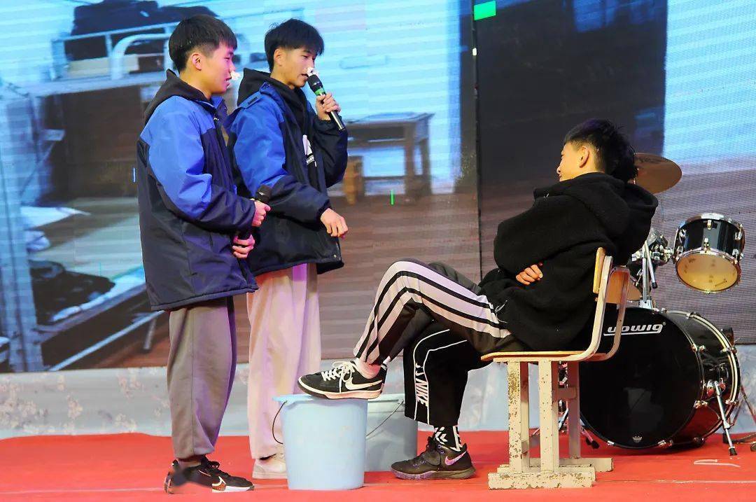 宁乡十中举行以"礼赞青春,致敬百年"为主题的迎新文艺