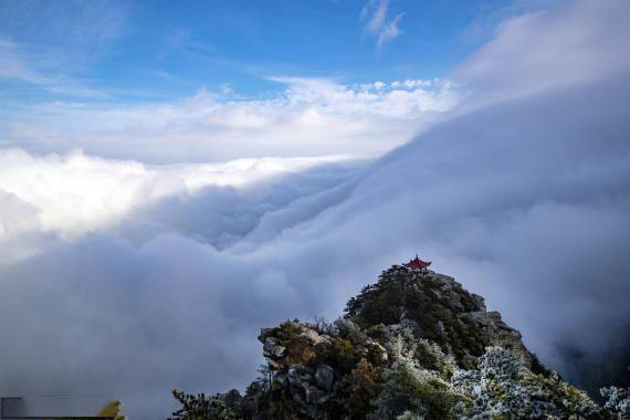 江西九江：庐山现瀑布云和雾凇景观