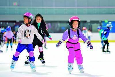 呼和浩特市|学生在体验活动中学习滑冰