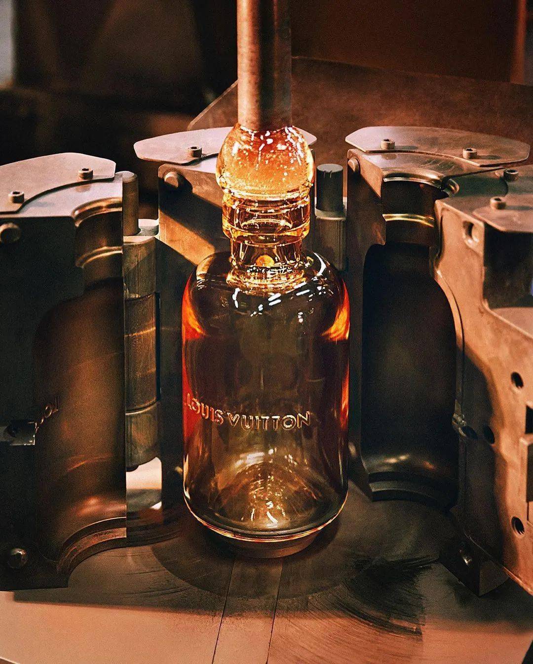 Louis Vuitton & Marc Newson Present A New Exclusive Flacon D'exception  Fragrance