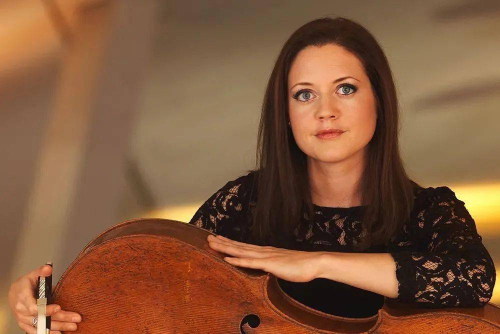 2009 年,卡拉扬乐队学院成员瑞秋·赫勒尓考入柏林爱乐乐团大提琴声部