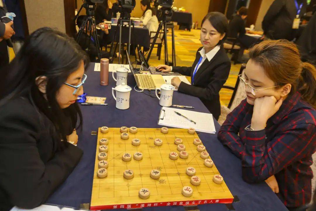 全國象棋女子名人賽,吸引了唐丹,王琳娜,趙冠芳,左文靜等10位世界冠軍