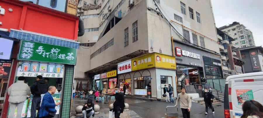 据百度地图显示,商铺西北侧即与龙抄手春熙路总店相对,西侧为群光广场