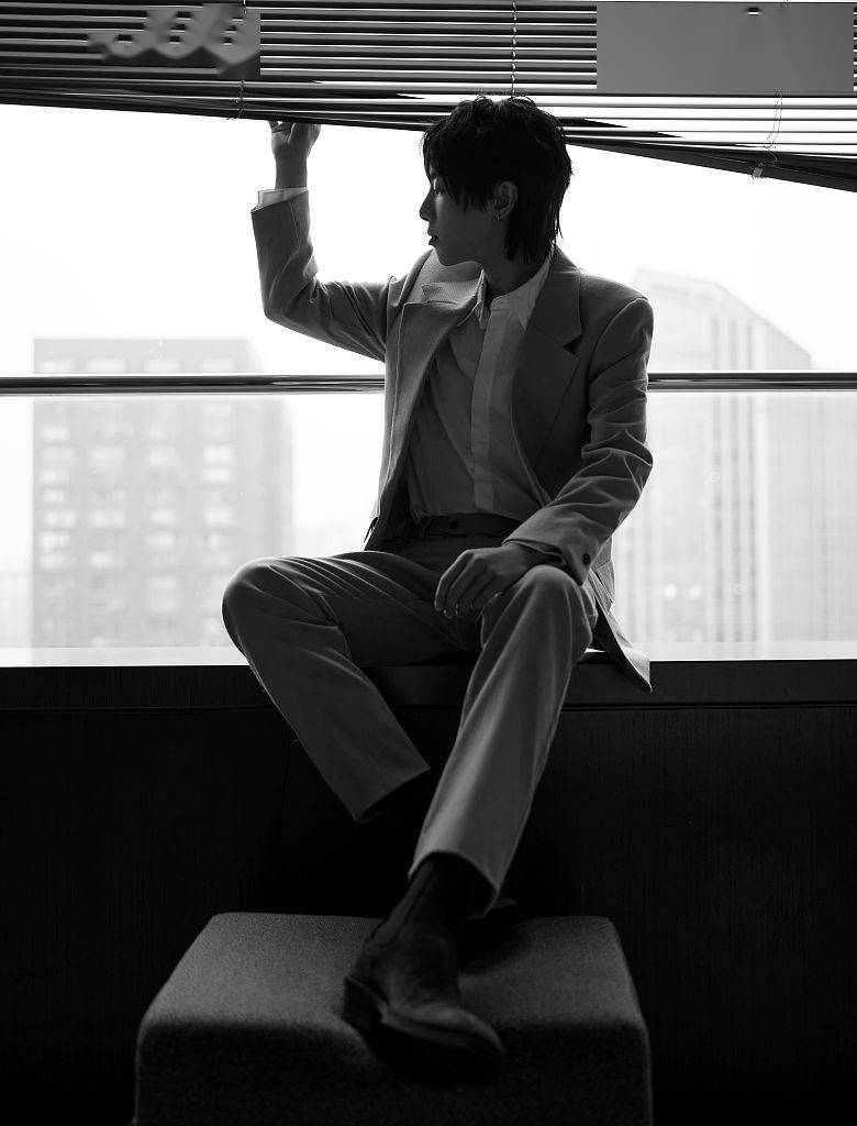 品牌 华晨宇优雅现身品牌直播 卡其色西装典雅别致尽显绅士风度