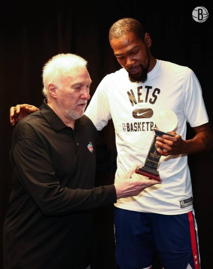 CBA|榮耀！波波將“2021年美國籃球年度最佳男運動員”的獎杯授予KD