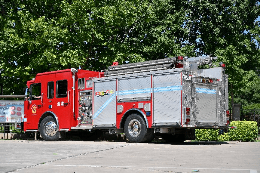 美式消防车代表车龄15年的大力高层供水消防车依旧给力