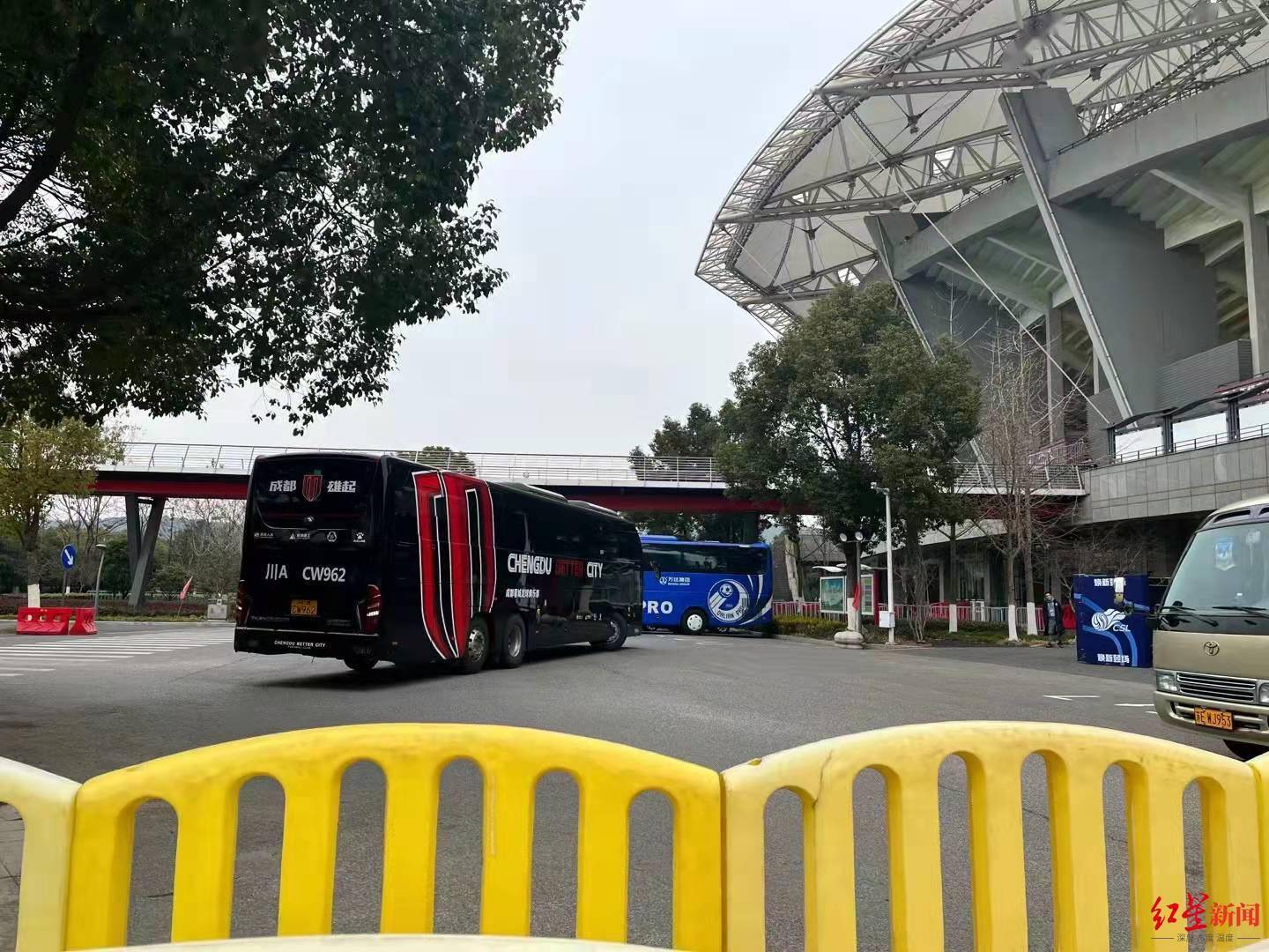 上海|明知空场也要远征助阵成足，有人一天往返3500公里，有上海女球迷打车赴江阴
