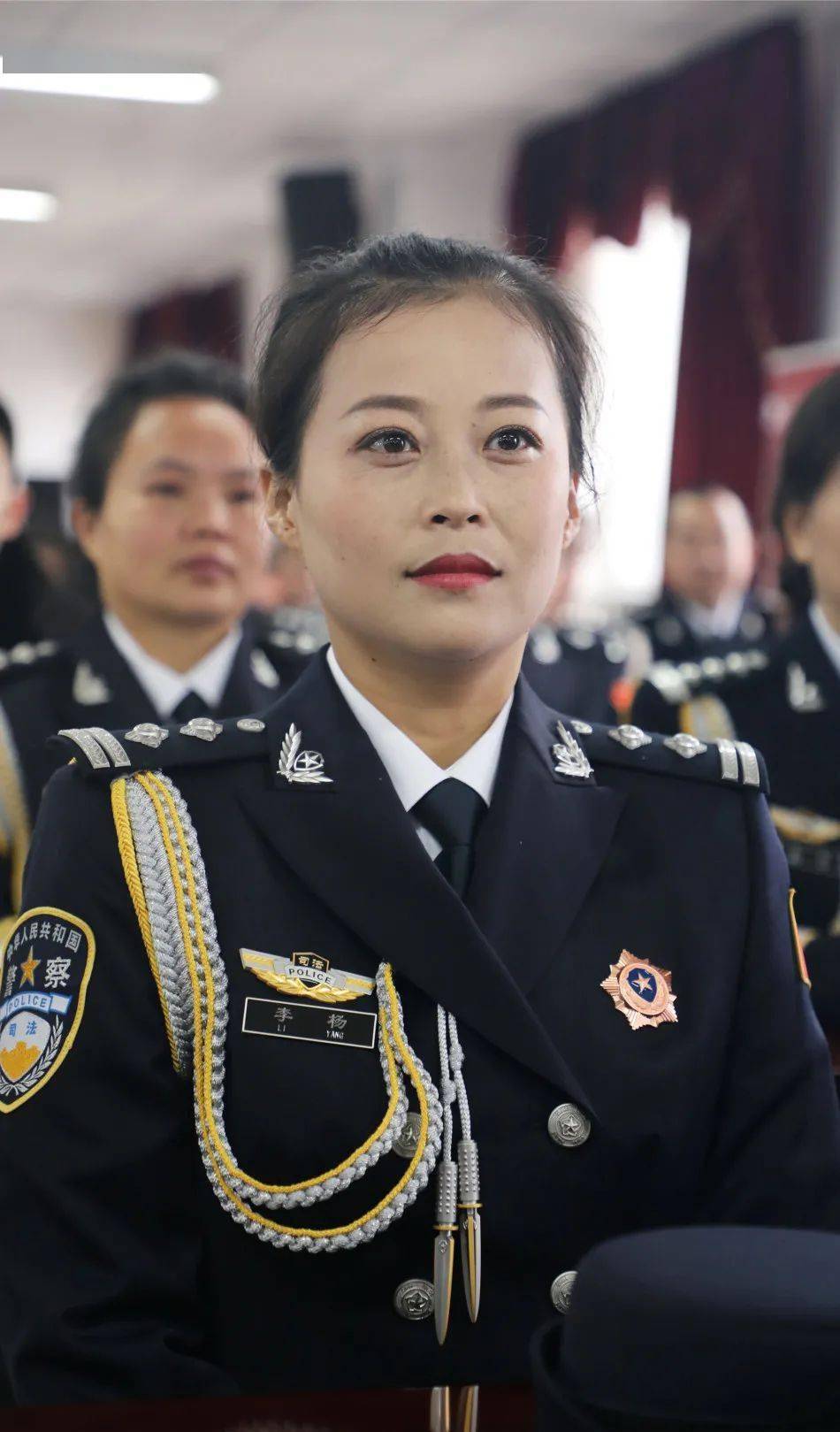 中国女警察裙装图片