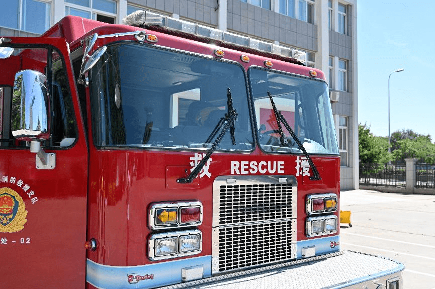 美式消防车代表 车龄15年的大力高层供水消防车依旧给力