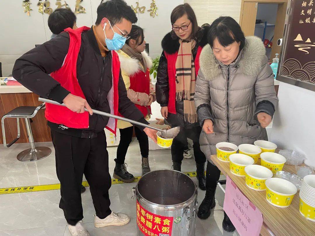 田洋王村文化礼堂开展腊八送暖粥活动,将一碗碗满满的腊八粥送给村里