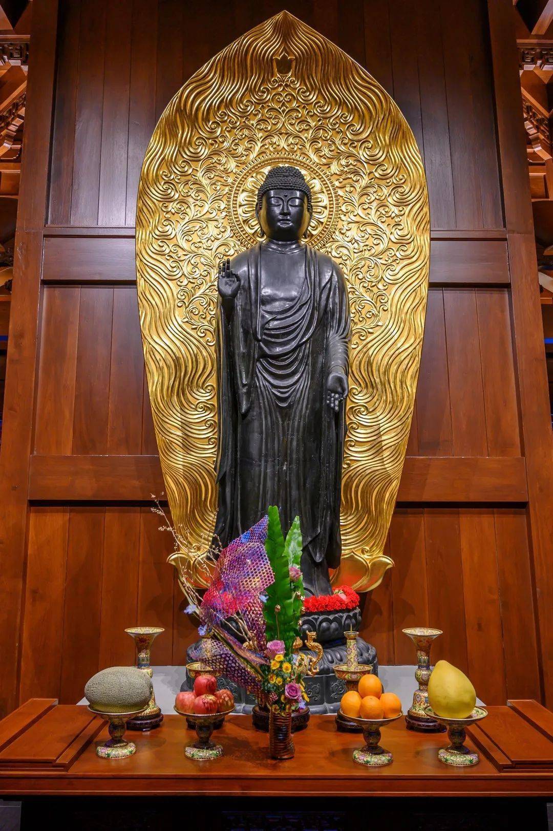 香花供佛恭迎佛陀成道日愿见者新年吉祥阖家平安