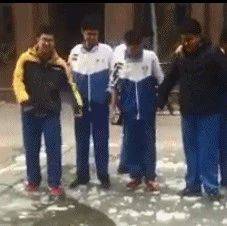 搞笑GIF动态图：同学本来是同林鸟，掉入冰窟各自飞！_精灵_男子_糖果店