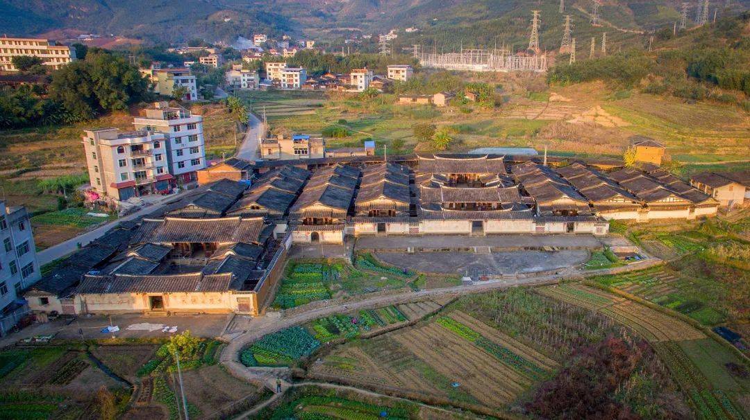 坪寨大福圳"福"字正厅厅头墙壁上绘有一幅以行书"福"字为造型"延陵郡