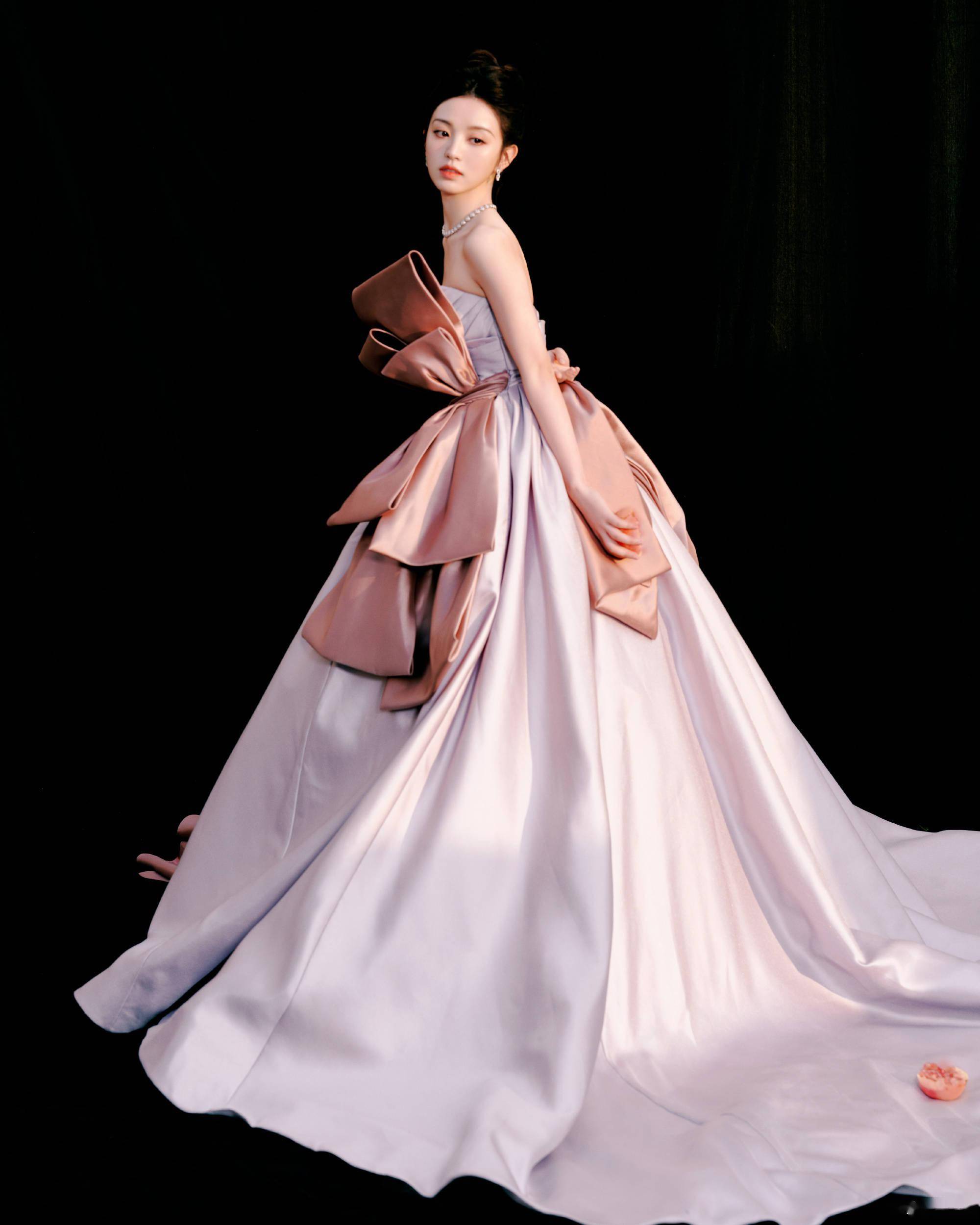 大眼睛甜妹田曦薇红毯造型太可爱抹胸蝴蝶结礼服性感又稚嫩