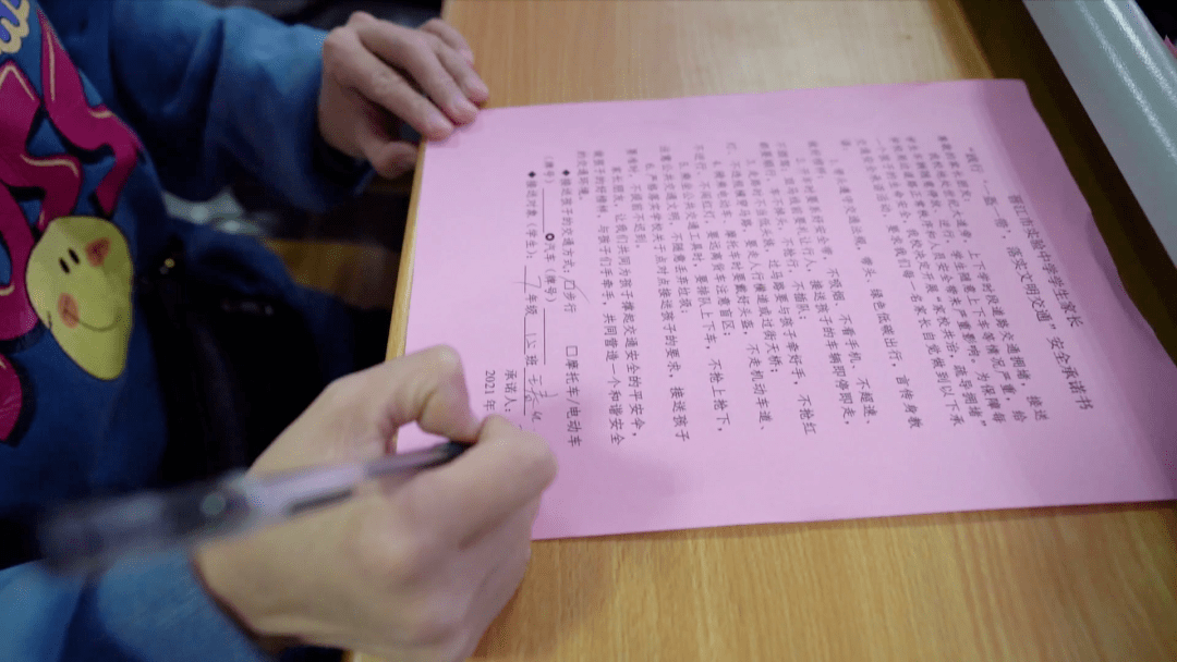 明交通》承诺书，劝导学生和家长信守承诺，带头落实“一盔一带”。✦✦