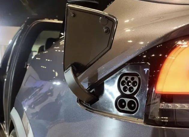 【名车生活】特斯拉新款model s首次亮相 非plaid版/续航652公里