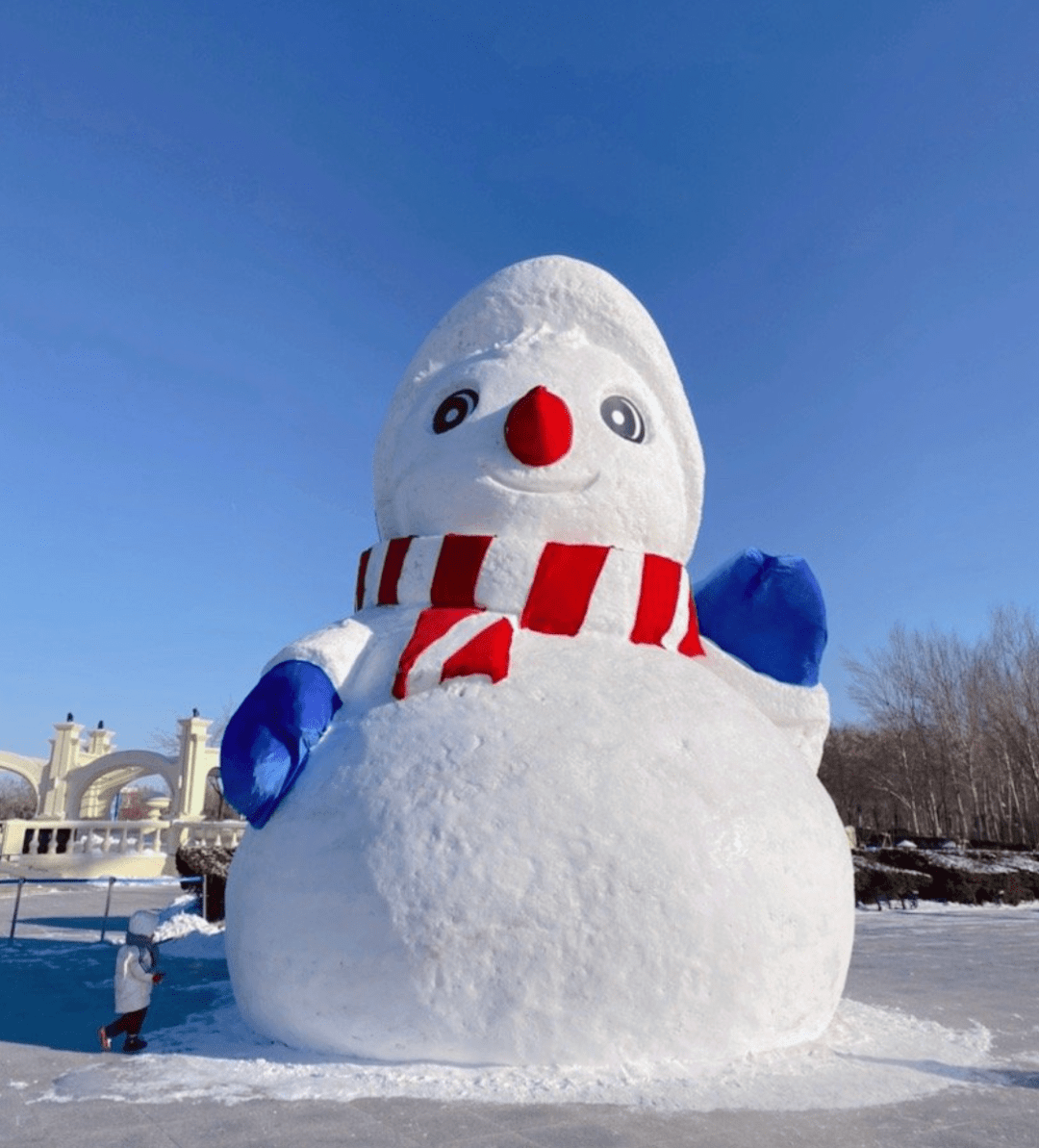 雪人|南方人馋哭了！超大雪人全网刷屏，冬天的所有浪漫都藏在这座「蜜雪冰城」！