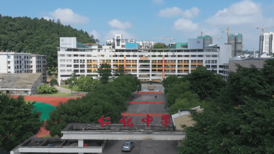 幼儿园,教师发展中心,扩建中等职业学校宿舍楼,实训楼,仁化中学宿舍楼