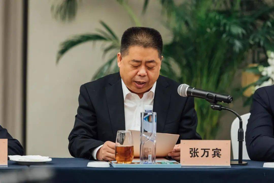 胡斌对张万宾一行的到访表示欢迎,并对中建二局三公