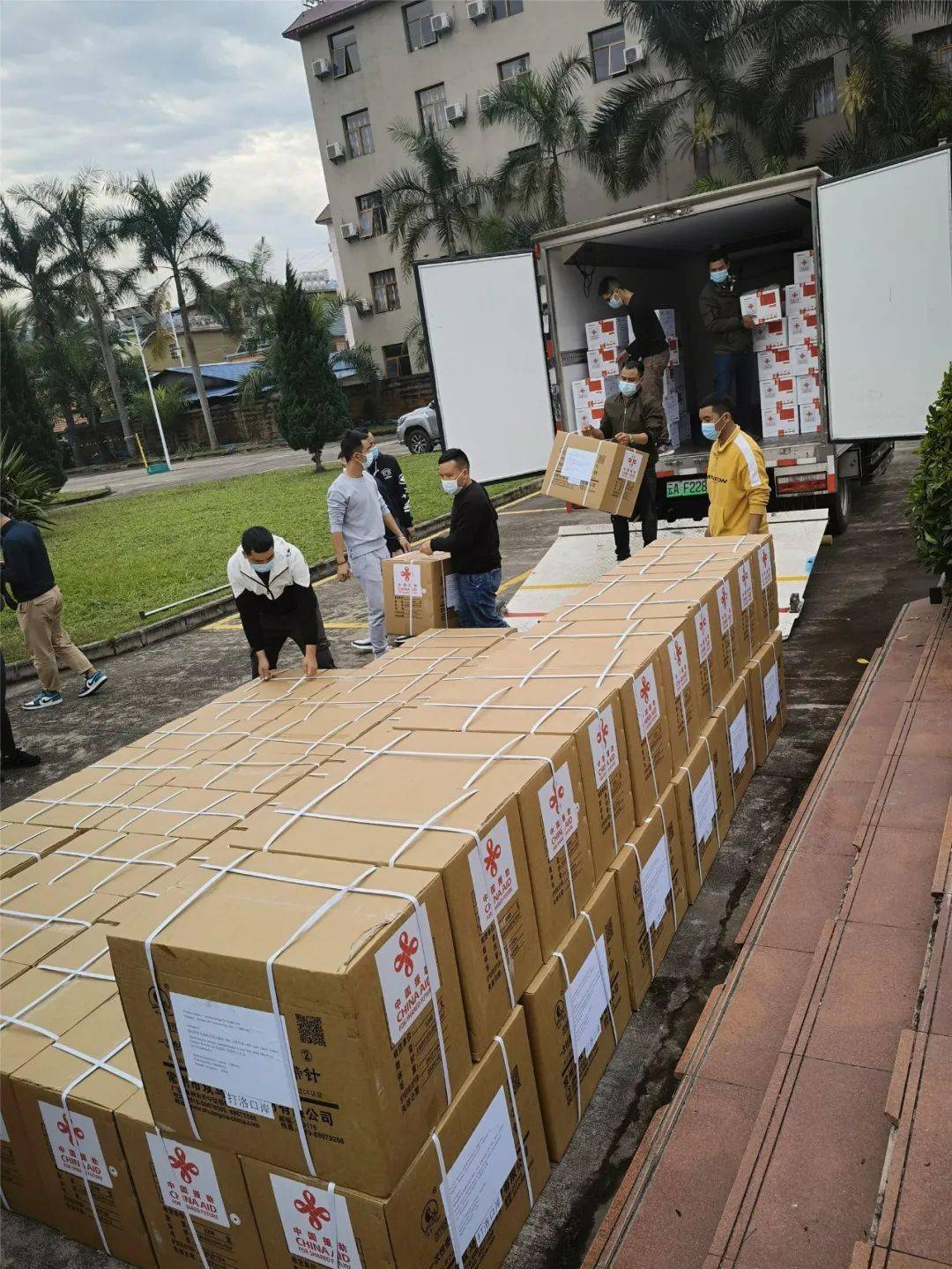中国援助缅甸新冠疫苗从打洛口岸运抵缅甸