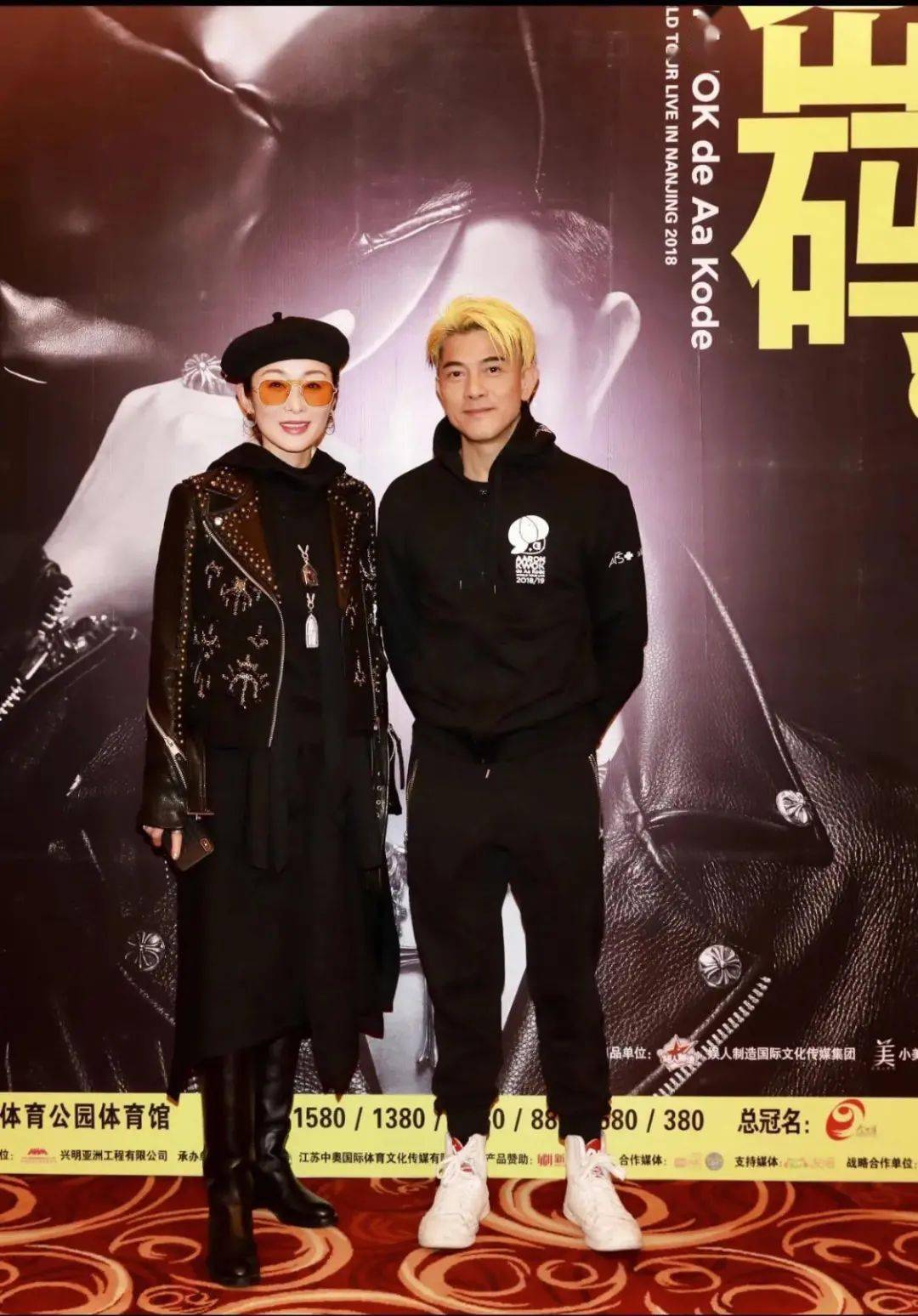 张敏郭富城合影,穿皮衣戴贝雷帽打扮时髦,50 还这么年轻漂亮!