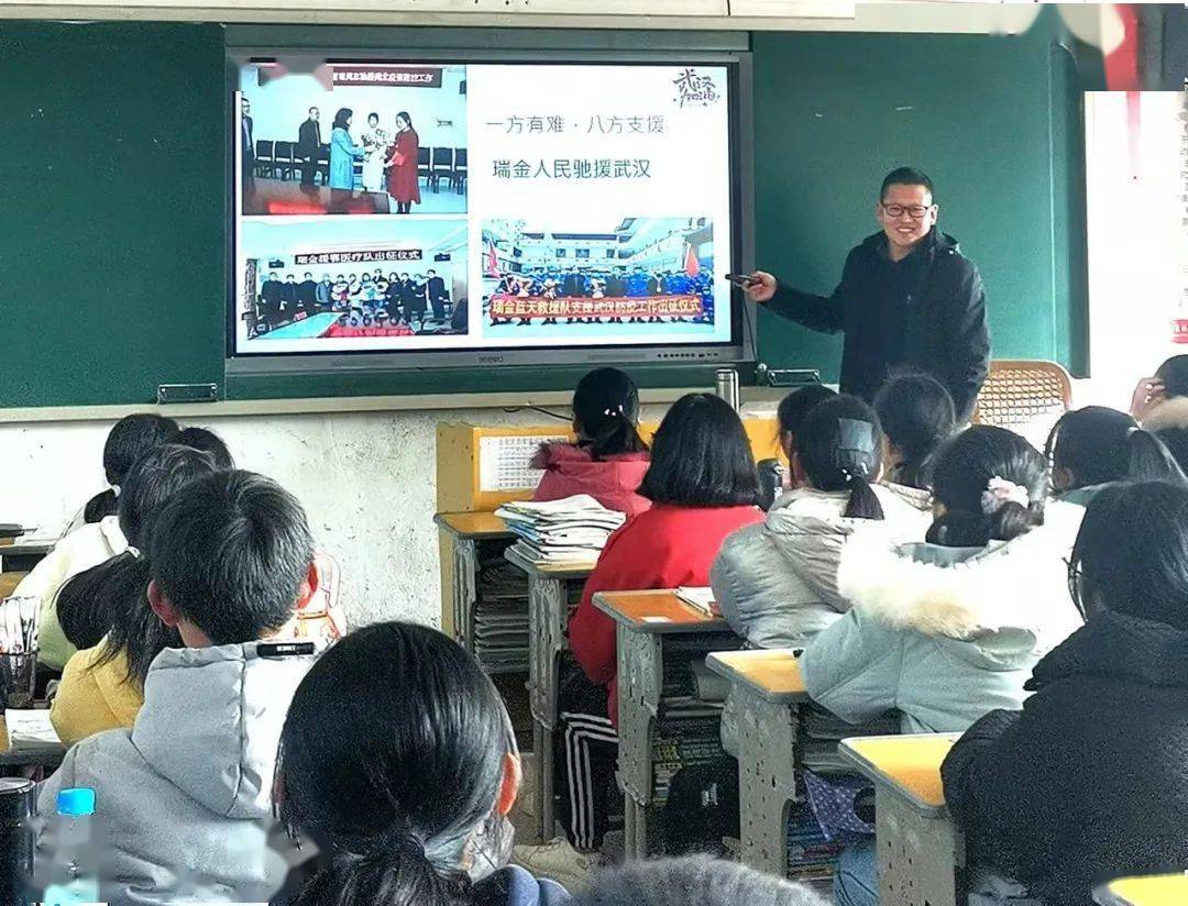 市政府副市长黄发亮到万田初中讲授思政课