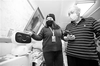 机器人进家 为老人提供“智慧陪伴”