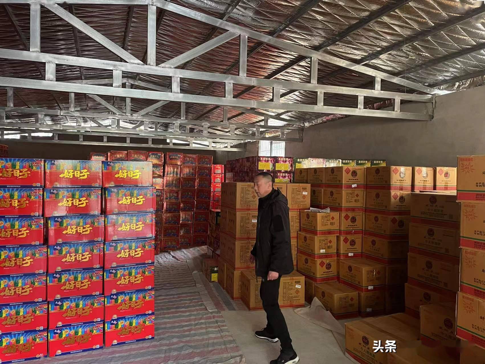 刑拘3人咸宁这个乡村零售店库房里竟藏着5000件烟花爆竹
