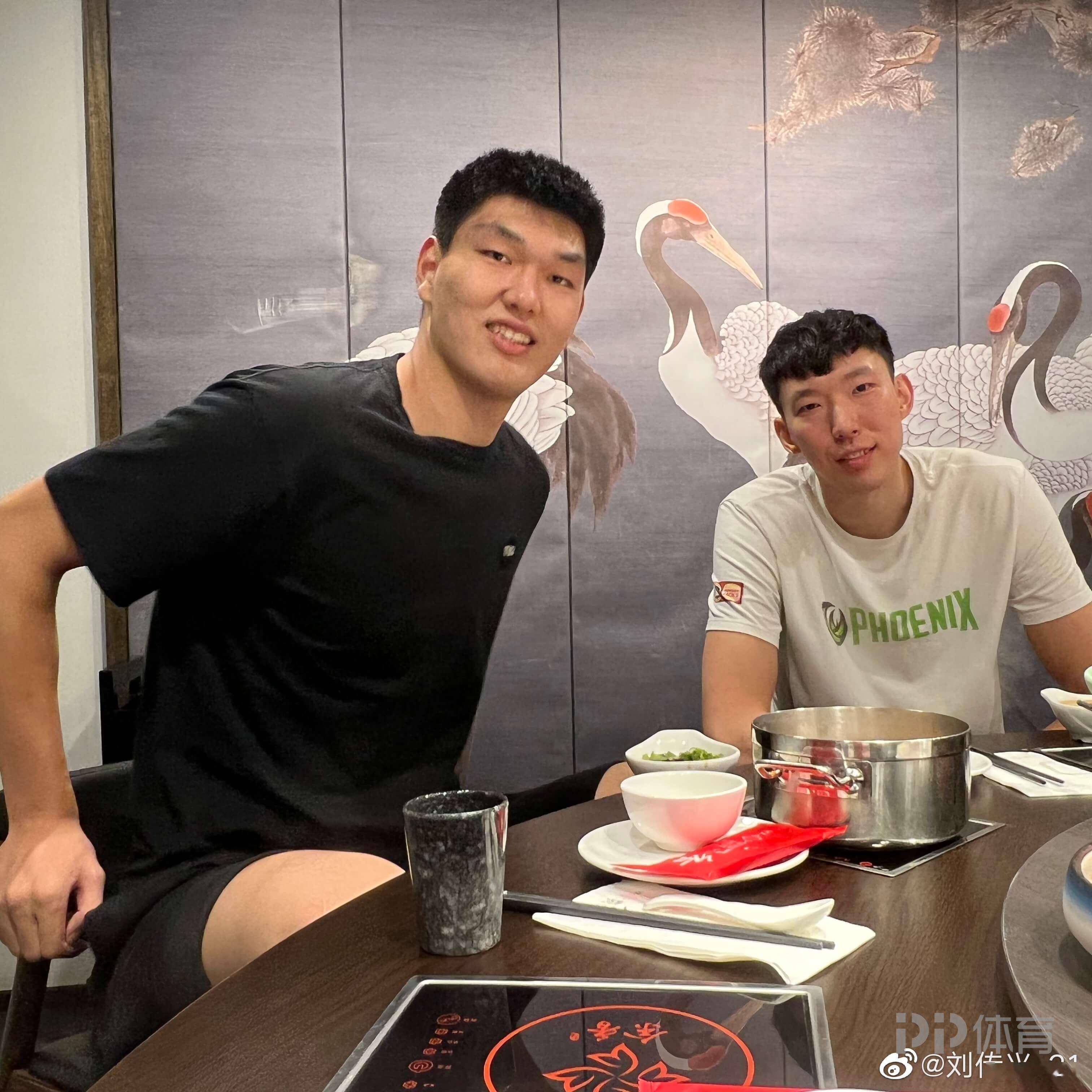 刘传兴社媒晒与周琦合照:在澳打工人相聚 欢迎琦哥来到布里斯班_子弹