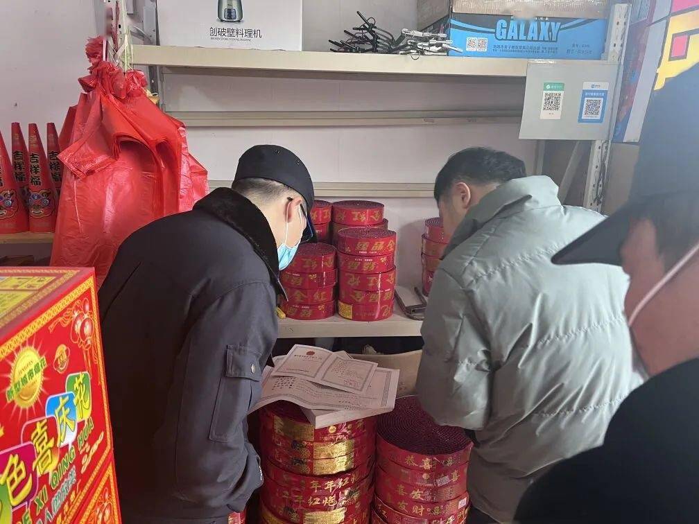 等部门开展首轮联合行动。各派出所迅速集结民警，分区、分块开展巡查。民警重点检查烟花爆竹销售点的证照是
