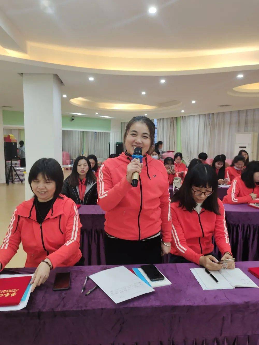 师德建设学习最美教师弘扬优良师德马甲意绥中心幼儿园