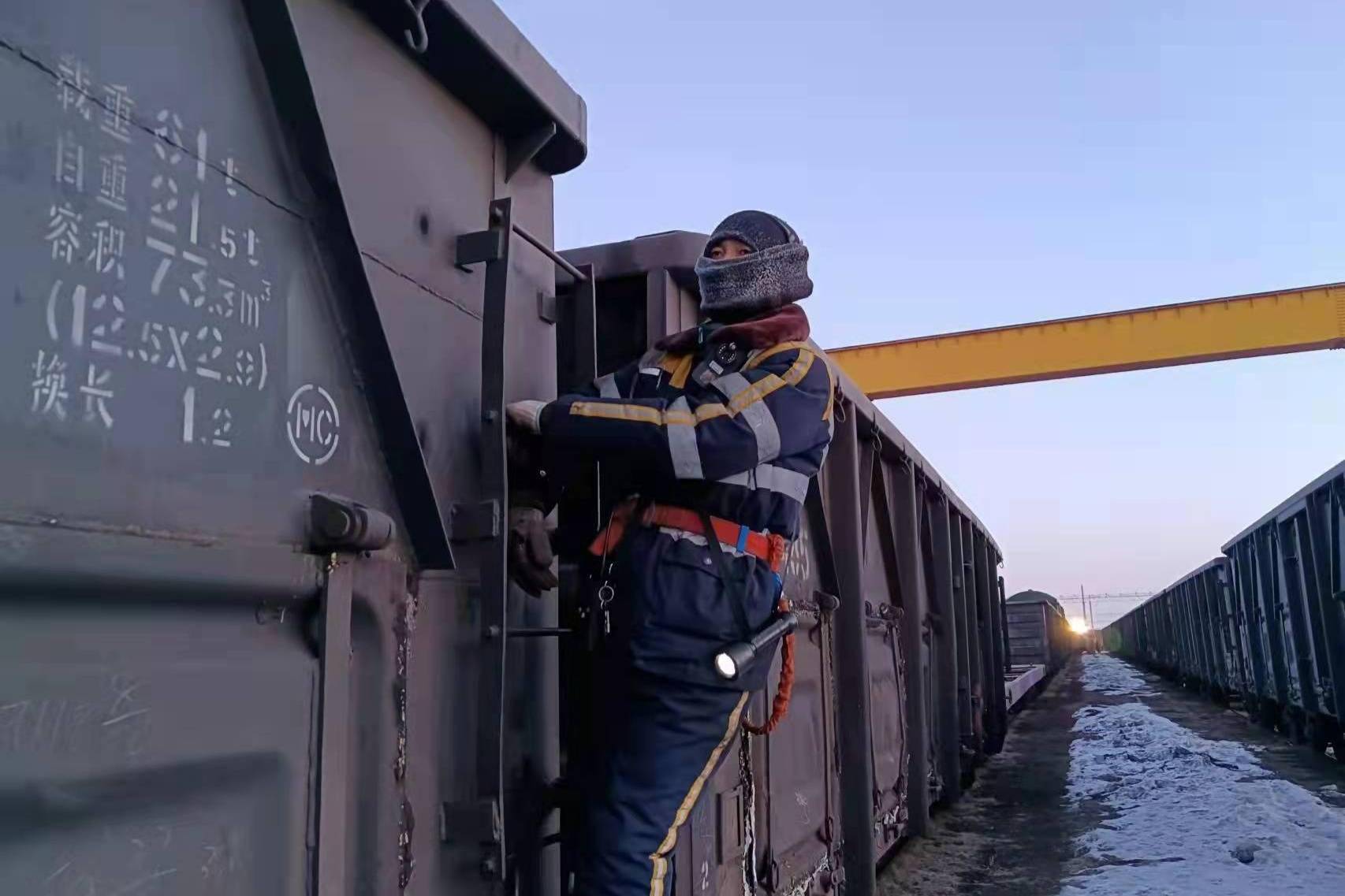 这一夜中国最北编组站2名连结员走了3万步