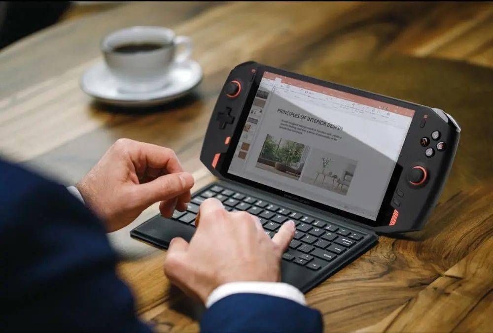 能把 3A 大作捧在手上玩的 PC 掌机，值得入手吗？