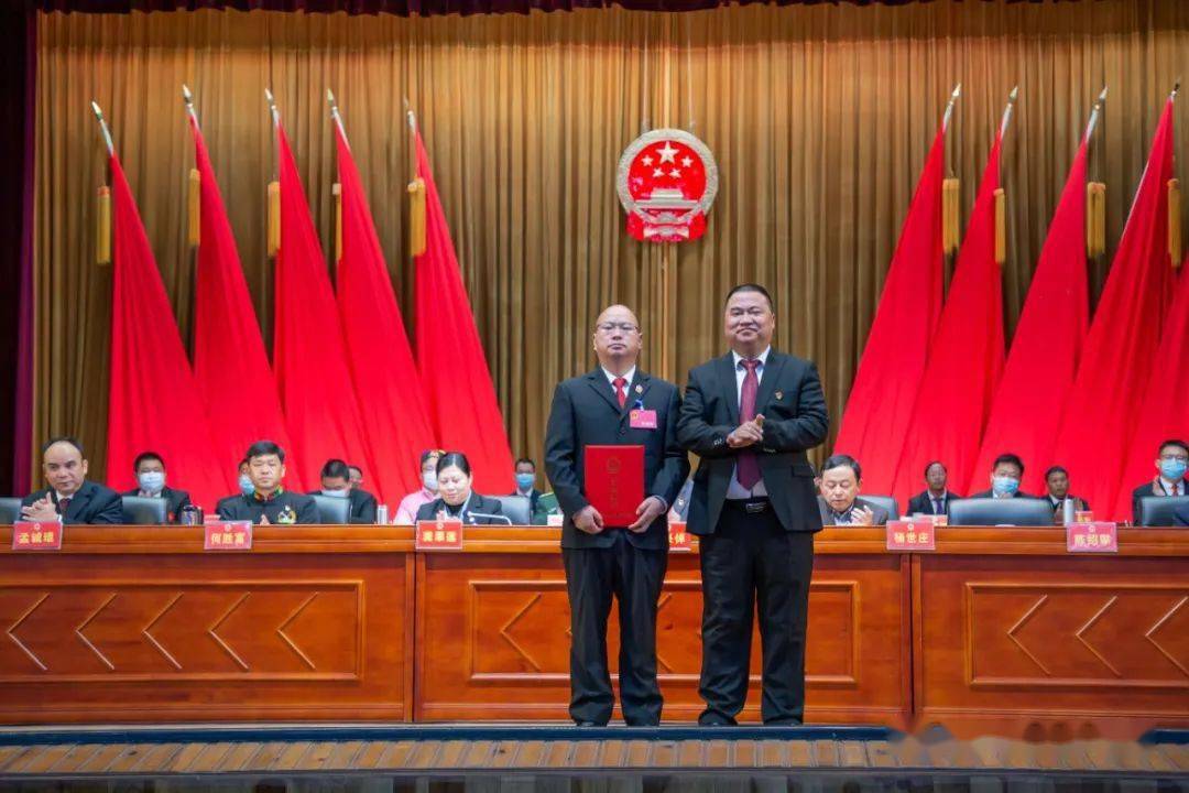 大会选举何胜富为梁河县人民政府县长,杨忠承,陈绍林,龚帮仙,闫信谁