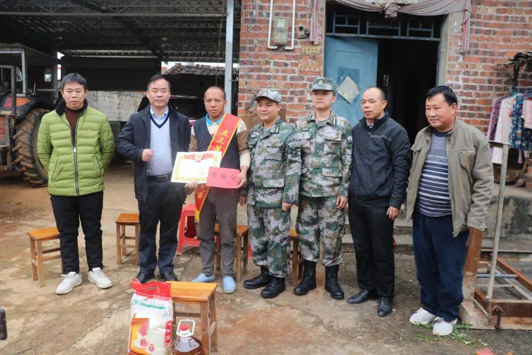 濑湍镇参军荣获三等功慰问军属暖人心